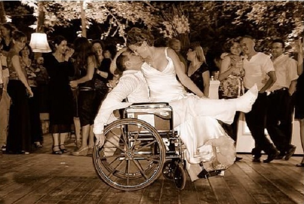 Traje de casamento para noivos cadeirantes