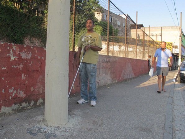 Vicente Aparecido encontra poste no meio da calçada da Estrada do M'Boi Mirim (Foto: Paulo Toledo Piza/G1)