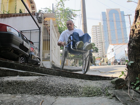 Luciano disse que já perdeu a conta das vezes que caiu da cadeira de rodas (Foto: Paulo Toledo Piza/G1)