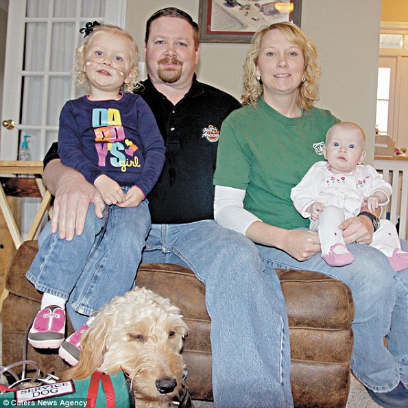 Alida, sua família (pai, mãe e irmãozinha) e o cão Gibbs