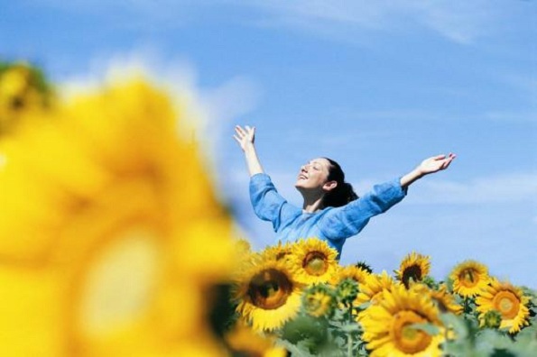 Uma mulher feliz no meio das flores