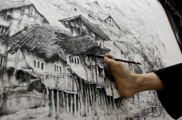 Huang Guofu pintando com o pé