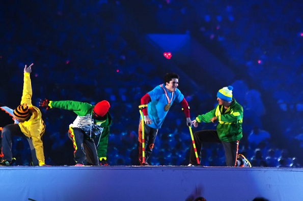 Luca Patuelli na cerimônia de abertura 2010 Jogos Paraolímpicos de Inverno em Vancouver