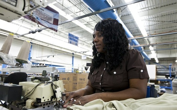 Anastasia Powell, portadora de deficiência visual, trabalha na unidade de confecção de camisetas em uma máquina de costura projetada especificamente para ela .Foto: Chris Keane/The New York Times