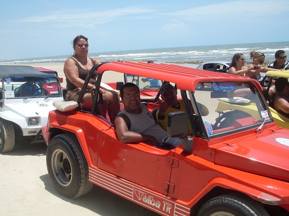 Antonio Jorge e sua esposa em passeio de buggy, em Morro Branco, Ceará