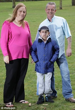 "Tenho sorte de ser tão amado": Dean com sua mãe e padastro. Imagem: Daily Mail