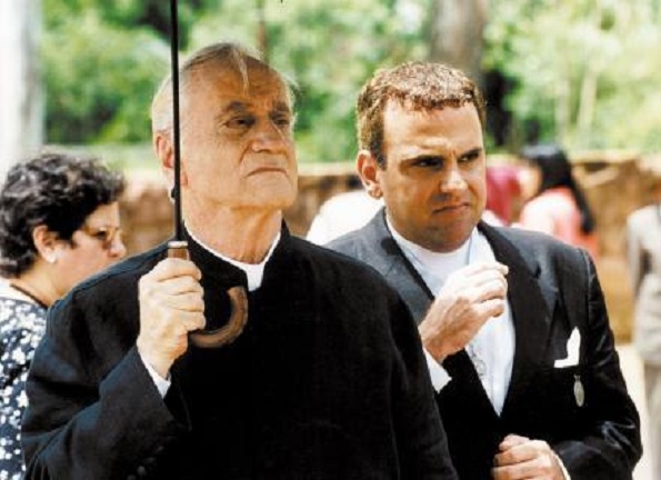 O ator Guilherme Karan com Paulo Autran, em cena da minissérie "Hilda Furacão" 