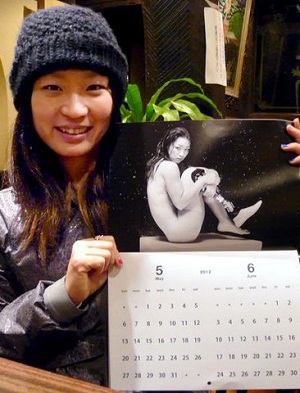 Maya Nakanishi com seu calendário