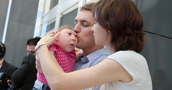 A pequena vitória recebendo carinho de seus pais Marcelo e Joana