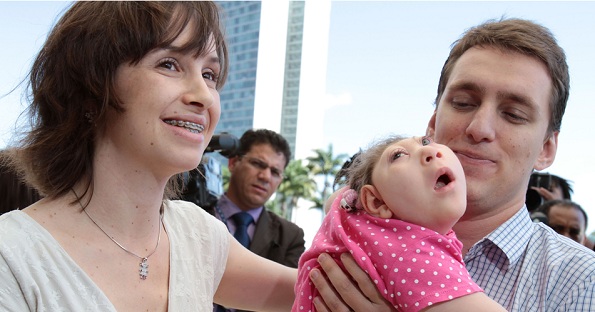 Joana Schimitz Croxato, 29, que sabia desde a 12a semana que a filha (Vitoria de Cristo) era anencéfala, mas quis manter a gestação até o final.