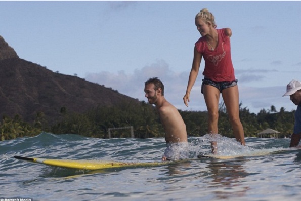 Bethany Hamilton e Nick Vujicic surfando