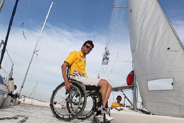 Bruno, com a parceira Elaine (ao fundo), em treino na represa de Guarapiranga (Imagem: Folha de S. Paulo)