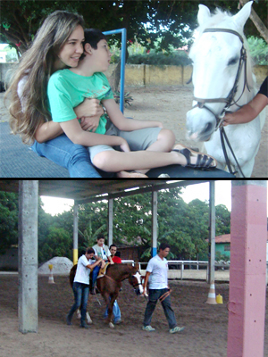 João Victor e a mãe brincam com um cavalo. Já Samuel participa da equoterapia com instrutores (Foto: Krystine Carneiro/G1)