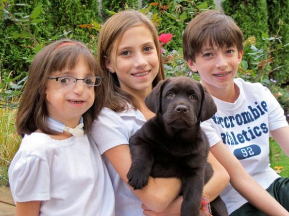 Clara Beatty com os irmãos Gretchen e Henry e o cachorro da família (Foto: http://www.cbsnews.com/)