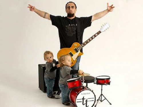 Os gêmeos autistas Brendan e Michael quando bebês ao lado do pai Dan Spitz (Imagem: Rock News Desk