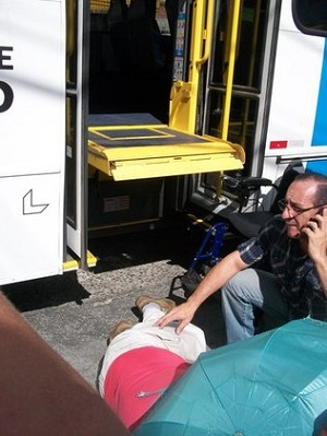 Juracir da Silva espera pela equipe de resgate após acidente, em janeiro deste ano