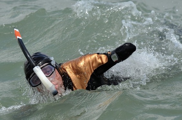 Em foto de arquivo, o nadador francês é visto praticando no mar de La Rochelle em maio de 2010 (Foto: Pierre Andrieu/AFP)