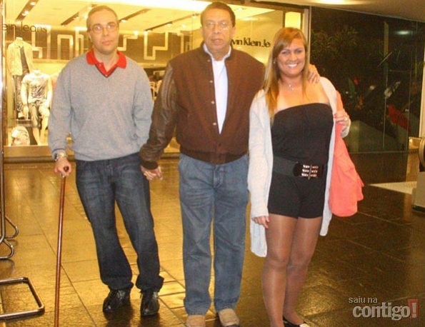 O ator Flávio Silvino e o humorista Paulo Silvino clicados em shopping no Rio de Janeiro