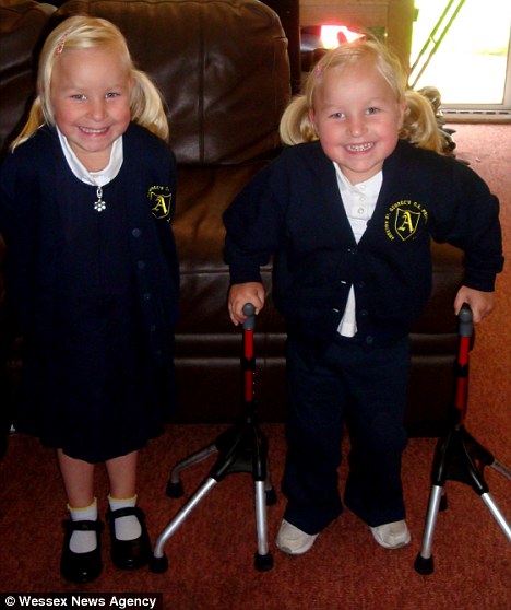 Grande sorriso no rosto: As gêmeas idênticas Gracie e Evie ansiosas para o primeiro dia de aula. (Foto/ Reprodução: Daily Mail)