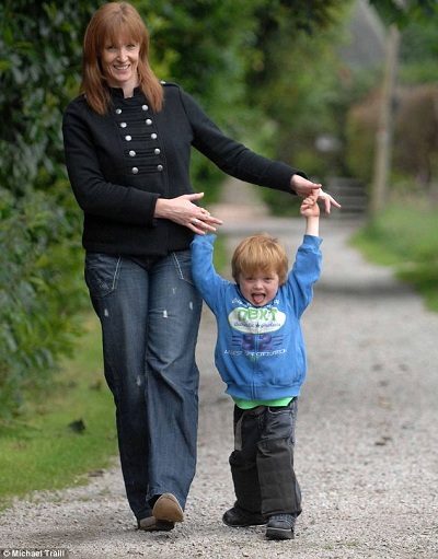 Tracy, Mãe de Alfie, disse que o medicamento está dando qualidade de vida que seu filho ele deve ter. (Foto?Reprodução; Daily Mail)