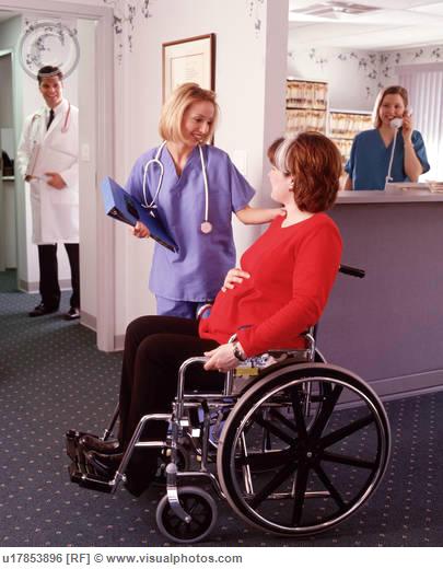 Enfermeira e uma mulher grávida cadeirante