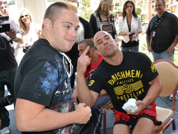 Garrett Holeve posa com o ídolo Tito Ortiz (Foto: Adriano Albuquerque/SporTV.com)