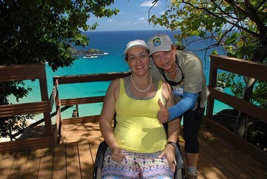 Mosana Cavalcanti e a funcionária da Econoronha, Edna Ferreira, no Mirante dos Golfinhos. (foto: All Angle – Lola Fritsche)