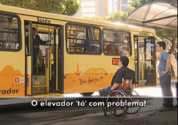 Imagens mostram dificuldades de cadeirantes para embarcar em ônibus