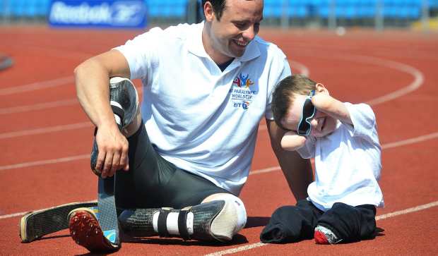 Harley Slack e Oscar Pistorius (Foto/ Reprodução: Manchester Evening News)