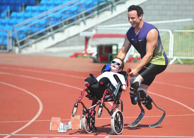 Harley Slack e Oscar Pistorius (Foto/ Reprodução: Manchester Evening News)