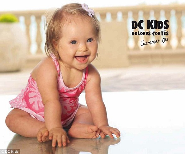 Nasce uma estrela: Um bebê de dez meses , com síndrome de Down, Valentina Guerrero , já apareceu na capa de um catálogo de moda de praia da designer espanhola  Dolores Cortes (Imagem: Daily Mail).