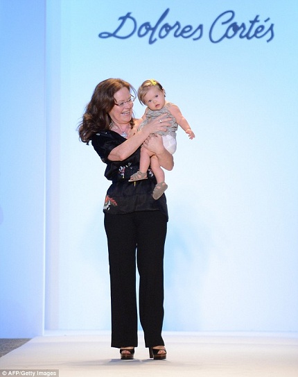 Valentina também fez sua aparição junto com a designer Dolores Cortés, no palco Fashion Week, em Miami (Imagem: Daily Mail).