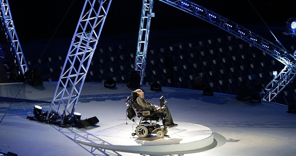 O físico britânico Stephen Hawking narrou um dos trechos da cerimônia de abertura da Paraolimpíada
