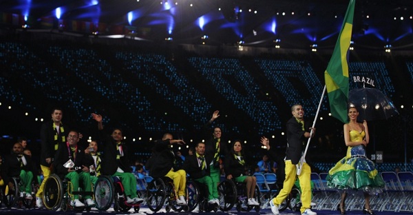 Delegação brasileira desfila durante cerimônia de abertura dos Jogos Paraolímpicos de Londres 