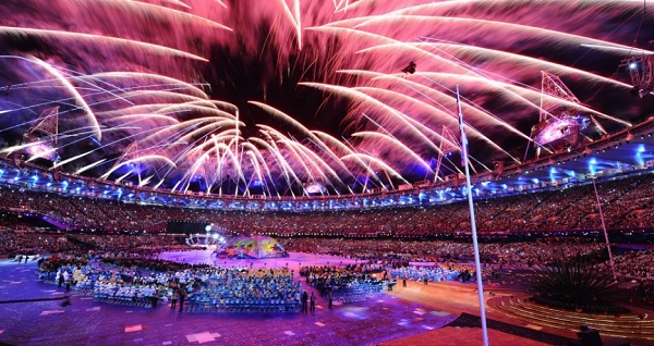Fogos iluminam o Estádio Olímpico de Londres na cerimônia de abertura dos Jogos Paraolímpicos de Londres