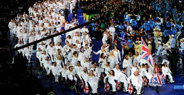 Delegação do Reino Unido desfila durante cerimônia de abertura dos Jogos Paraolímpicos de Londres