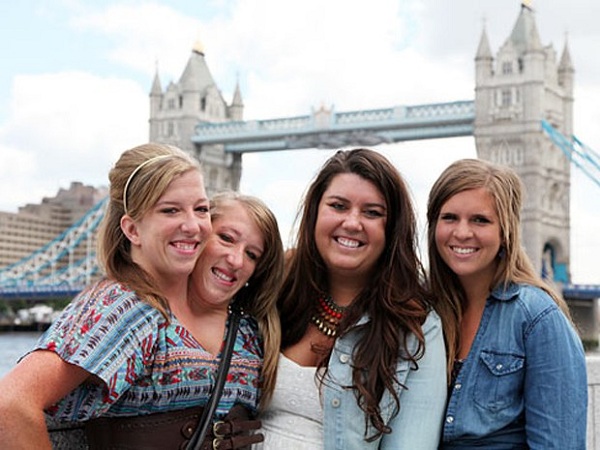 As estrelas de "Abby & Brittany" com as amigas Erin and Becca em Londres (Foto: Divulgação/TLC)