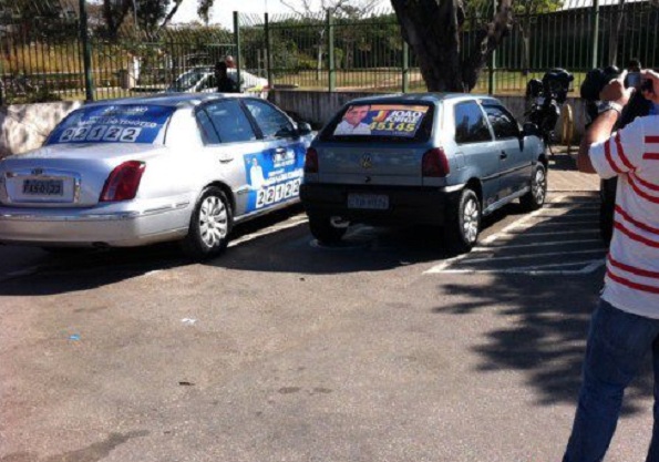 Equipes de candidatos estacionam em vagas para deficientes