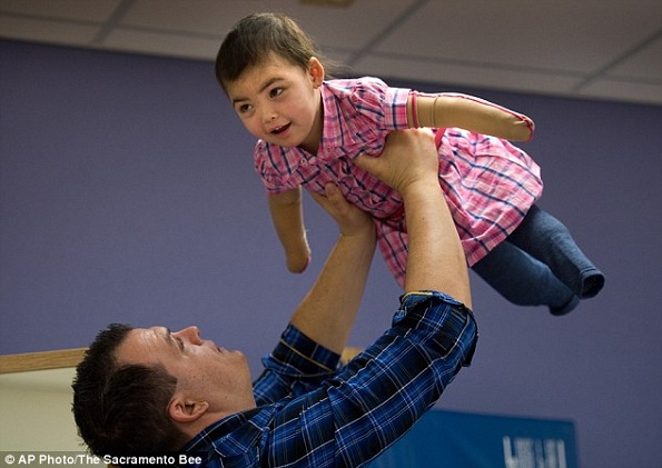 Ryan Jeffers comemora os progressos de sua filha Malyia Jeffers após a fisioterapia no Hospital de Crianças “Shriners” em Sacramento (Foto 7 News: AAP).
