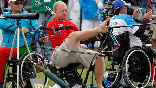 O arqueiro Matt Stutzman compete usando o pé e a boca no tiro do com arco Foto: Ian Kington / AFP