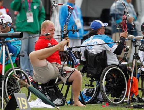 O arqueiro Matt Stutzman compete usando o pé e a boca no tiro do com arco Foto: Ian Kington / AFP  