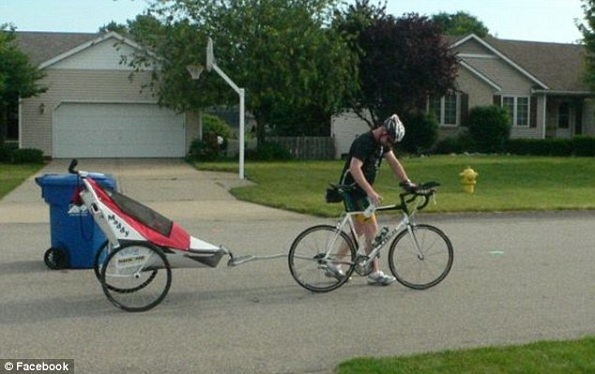 Numa corrida de bicicleta Van Beek puxa Maddy num carrinho (Foto Reprodução: Daily Mail)