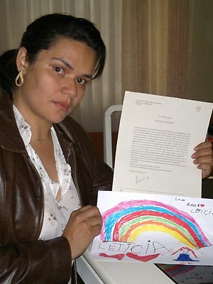 Suzana exibe desenho da filha e laudo médico (Foto: Arquivo Pessoal / Suzana Matsumoto)