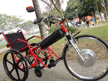Roda dianteira com baterias é adaptada à cadeiras de rodas convencionais (Foto: Arquivo Pessoal/ Júlio Oliveto)
