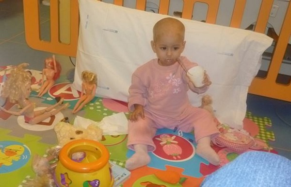 Ana Carolina quando fez terapia gênica no hospital da Itália, em novembro de 2011 (Foto: Arquivo pessoal)