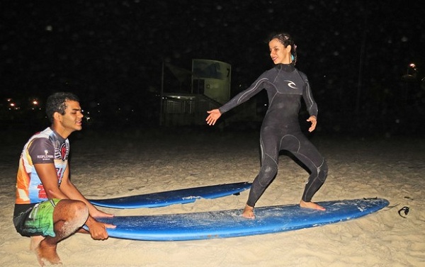 Derek ensina surfe à cantora cega Sara Bentes (Foto: Divulgação)