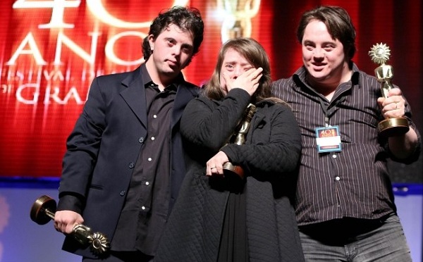 Emoção no palco em Gramado, quando o trio de atores recebeu o Prêmio Especial do Júri pela interpretação em "Colegas". Foto: Edison Vara/PressPhoto