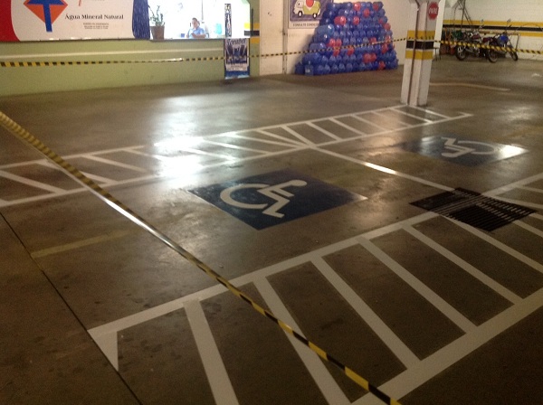 Hipermercado Enxuto- vagas de estacionamento para pessoas com deficiência