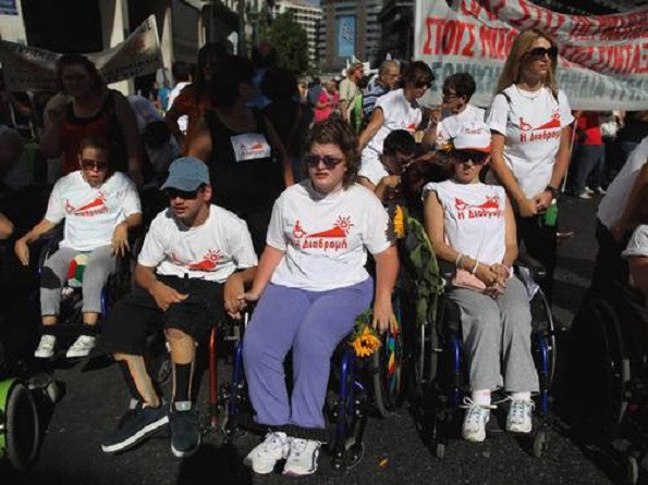 Cadeirantes se unem a nova onda de protestos na Grécia