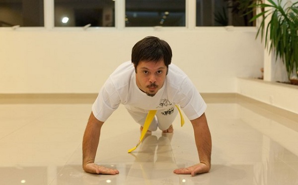 Caio Zanzini, 23 anos, é bastante autônomo e independente. Na rotina, cabem também os treinos de krav maga, prática de defesa pessoal  (Foto: Amana Salles/Fotoarena)